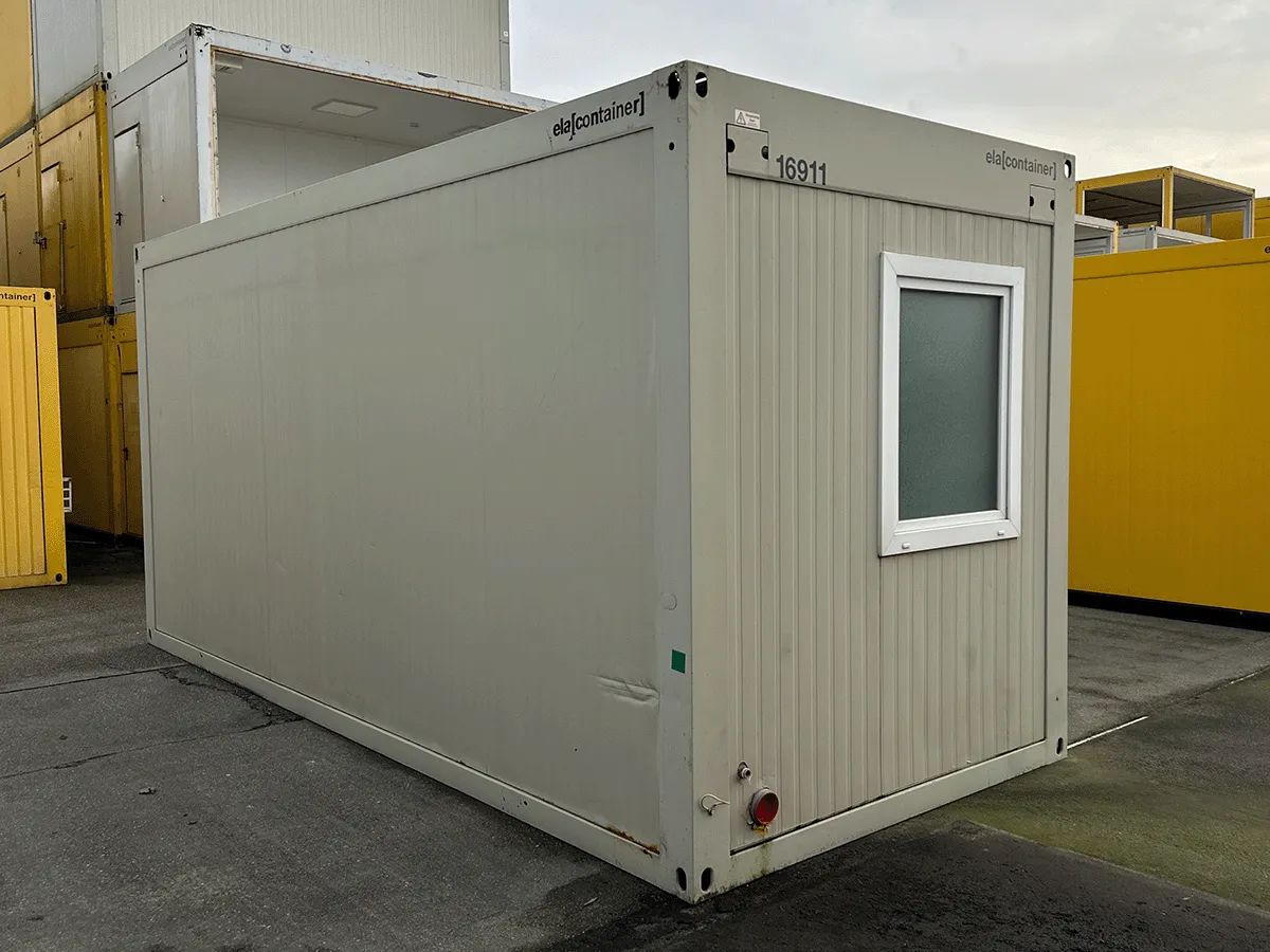 Sanitärcontainer außen mit Fenster