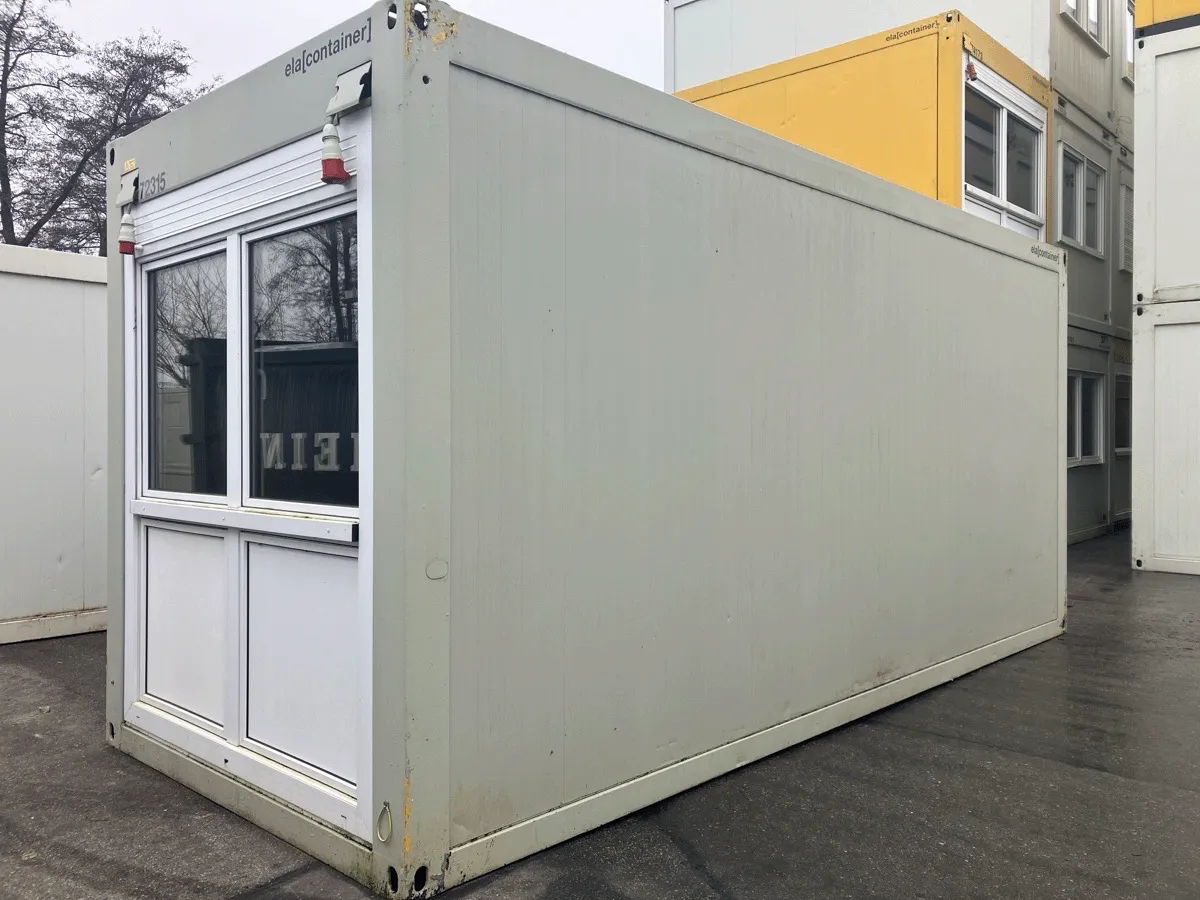 Gebrauchter 20 Fuß Bürocontainer grau von ELA Container mit großem Fensterelement – Frontansicht auf dem Containerplatz