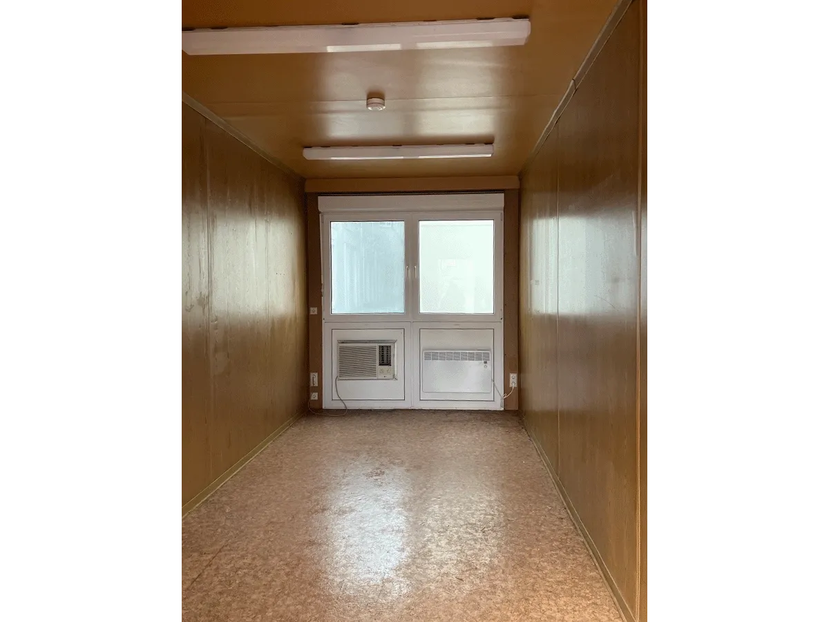 buerocontainer innenraum mit fenster und klimageraet pvc boden bueroeinheit