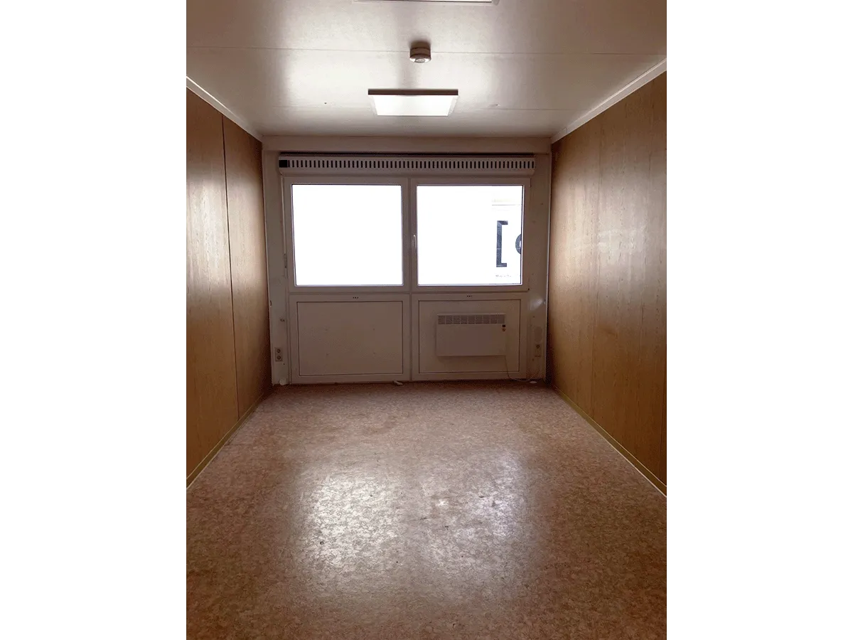 buerocontainer innenraum mit fenster und heizung pvc boden bueroeinheit