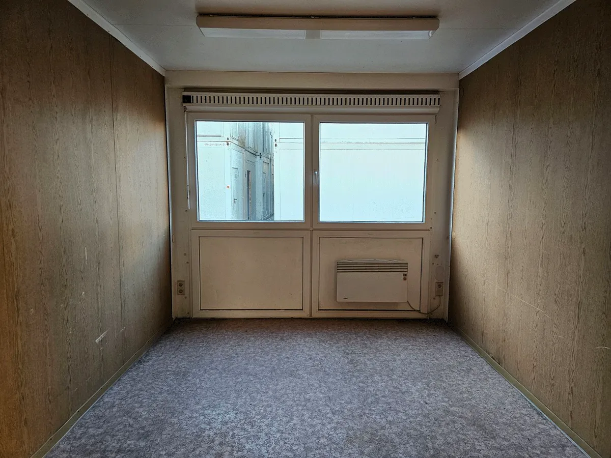 Innenansicht des gelben 20-Fuß-Bürocontainers in Sonderbreite (3m) mit Fokus auf die Deckenbeleuchtung und den geräumigen Innenraum.