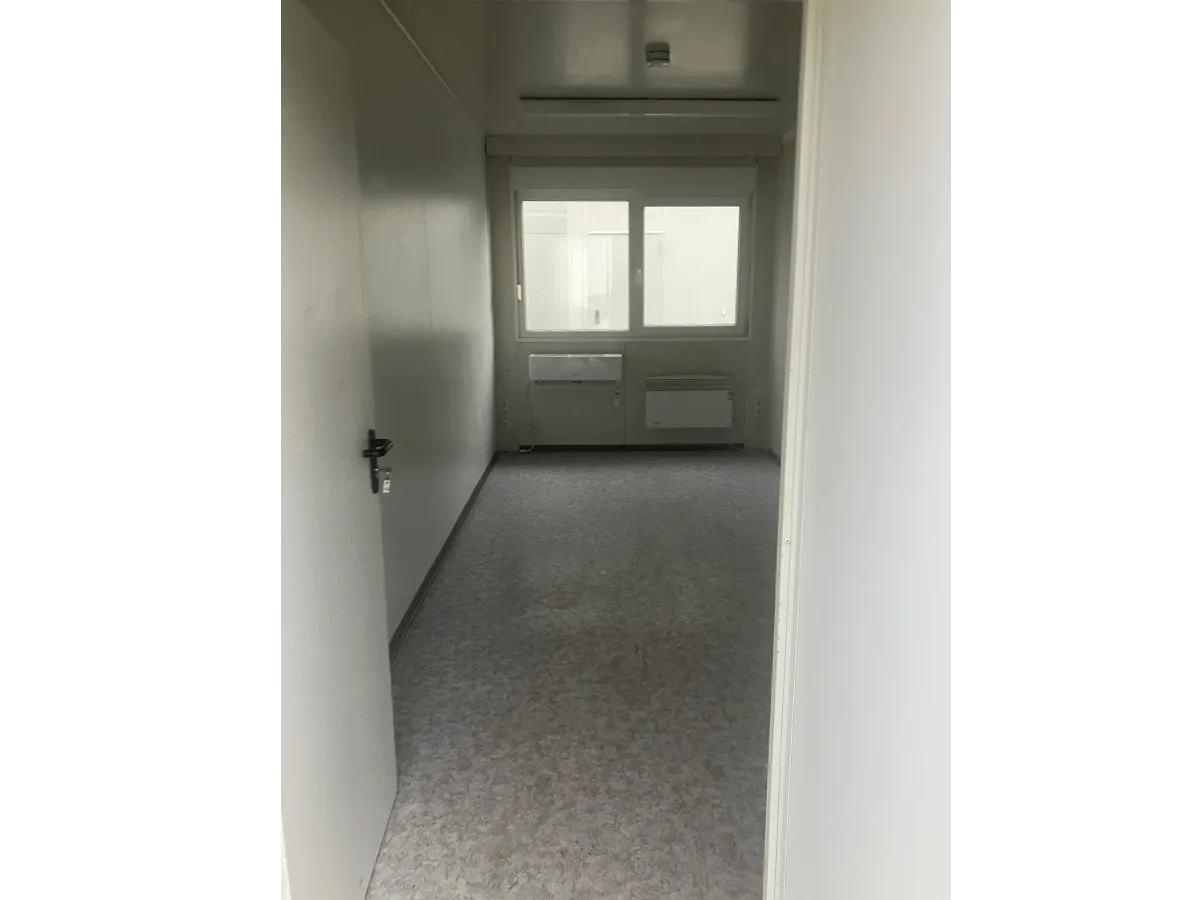 blick durch eingang in 20 fuß bürocontainer gebraucht mit fensterfront