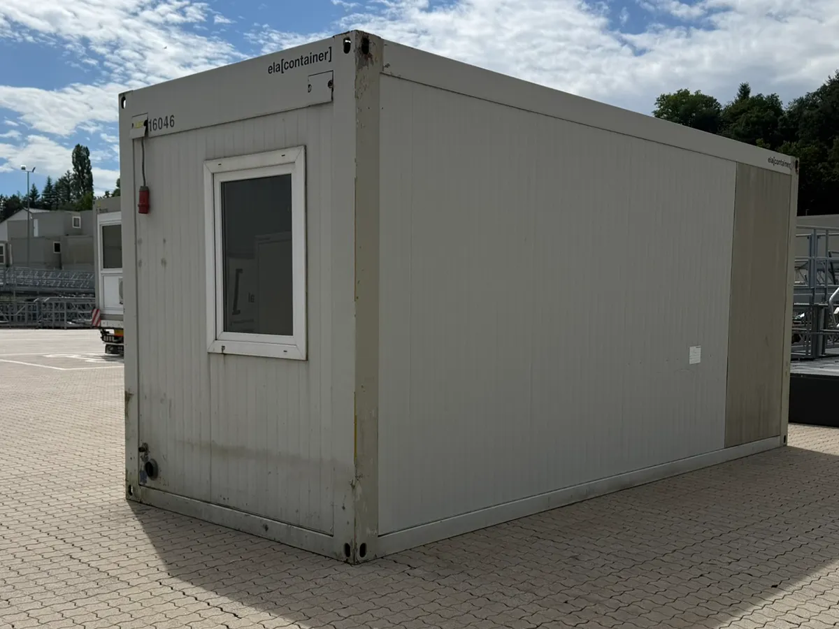 Gebrauchter Sanitärcontainer grau mit Fenster, Außenansicht