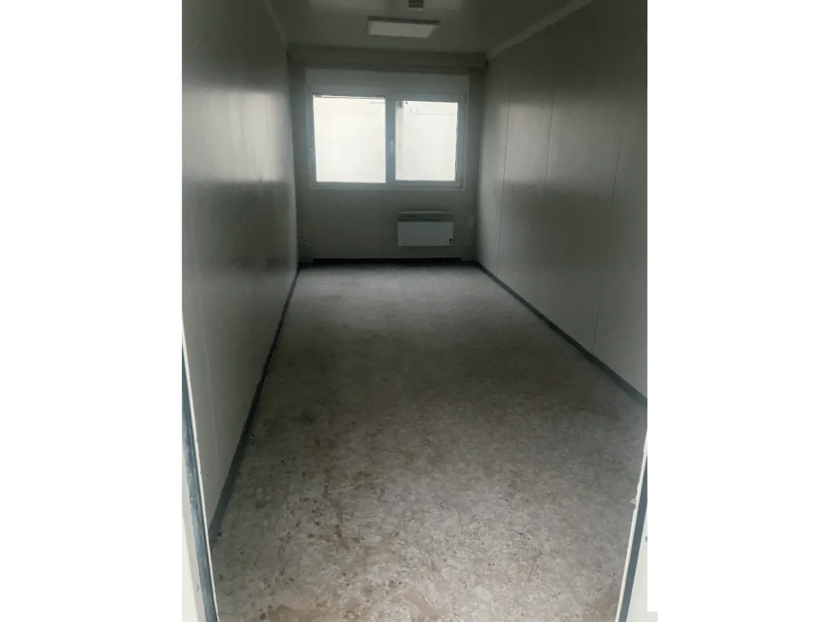 Gebrauchter Bürocontainer Innenansicht mit Doppelfenster Konvektorheizung und Vinylboden