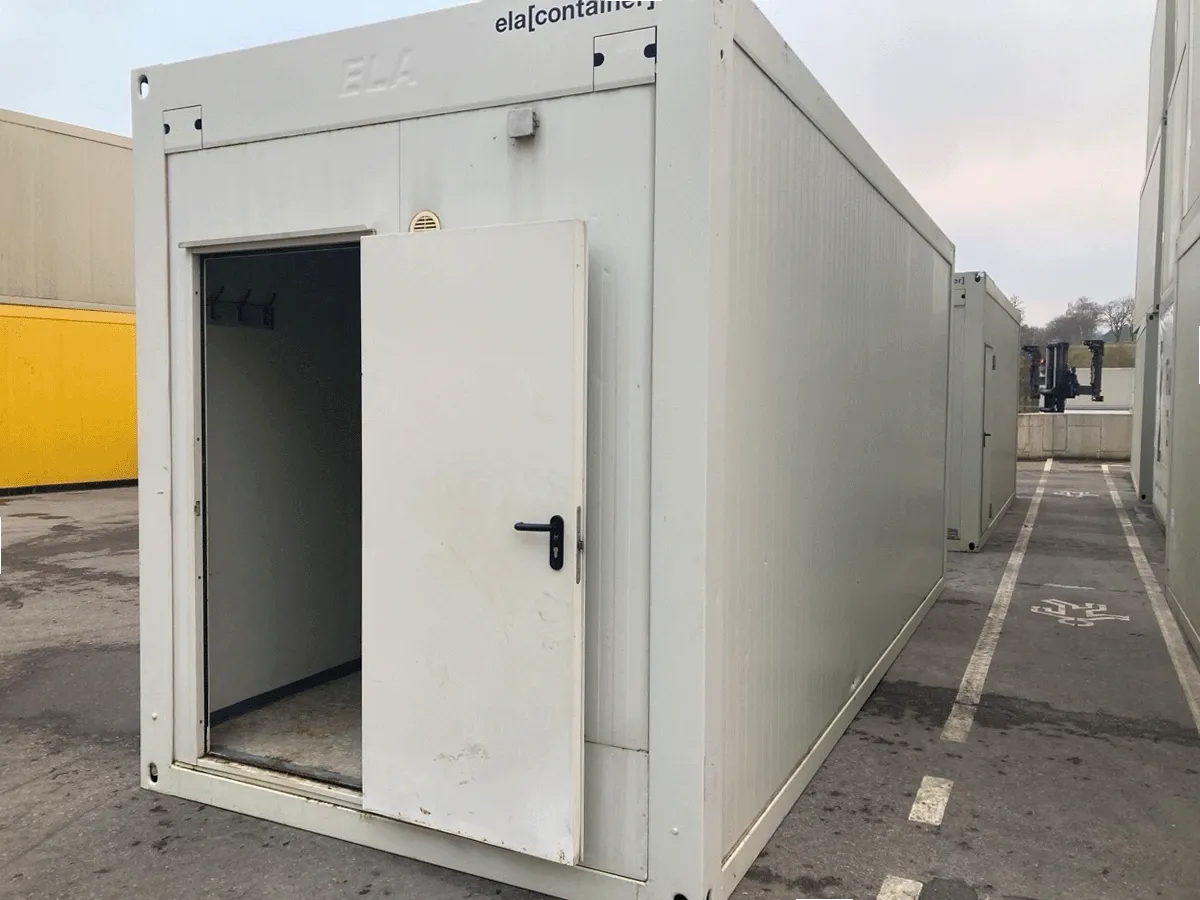 Gebrauchter Bürocontainer ELA Container grau mit offener Eingangstür und Lüftungsgitter