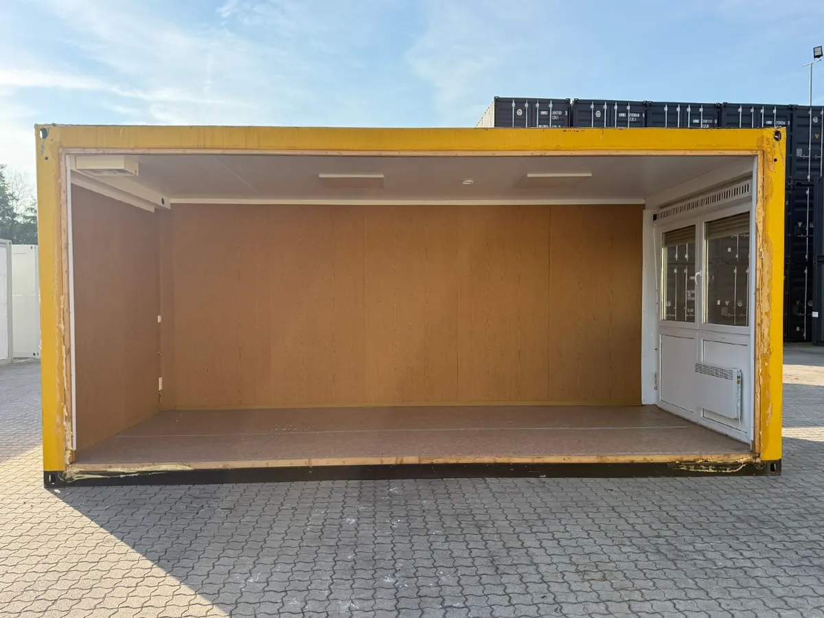 Gebrauchter Bürocontainer Innenansicht teiloffen mit Holzpaneelen und Fensterfront