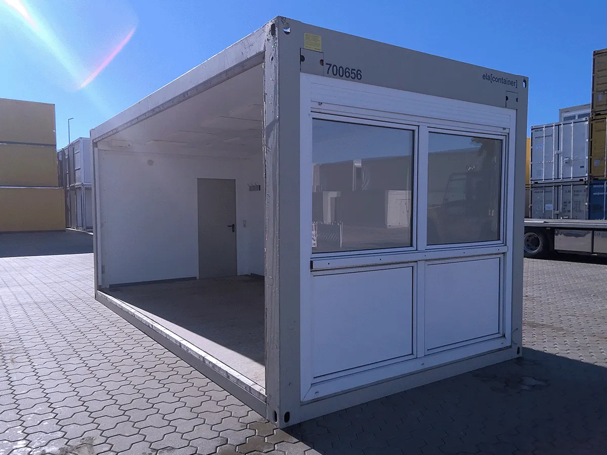 Rückansicht eines gebrauchten grauen 20 Fuß Bürocontainers (3m Breite) mit geschlossener weißer Eingangstür.