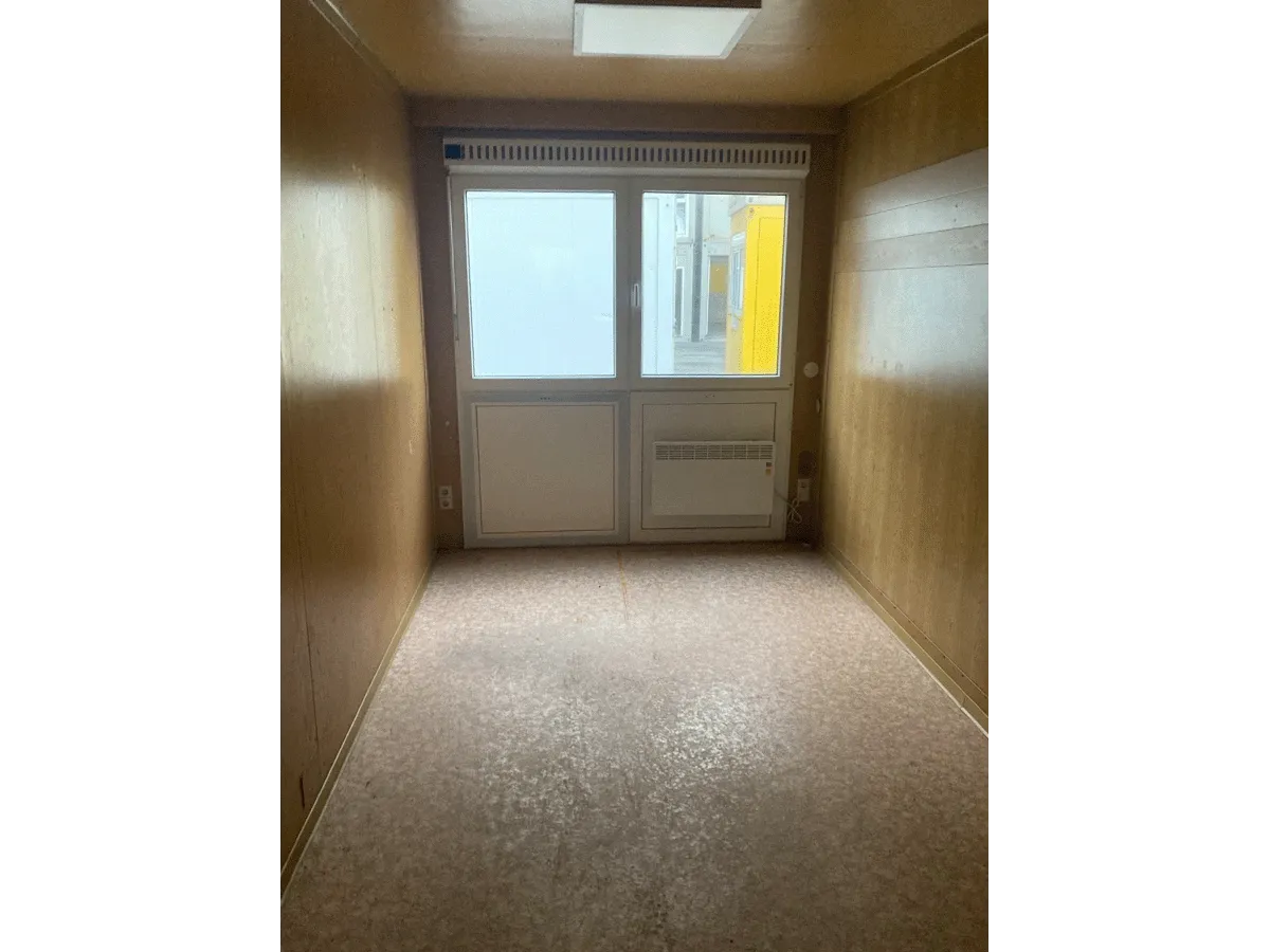 buerocontainer innenraum gelb mit fenster und heizung pvc boden