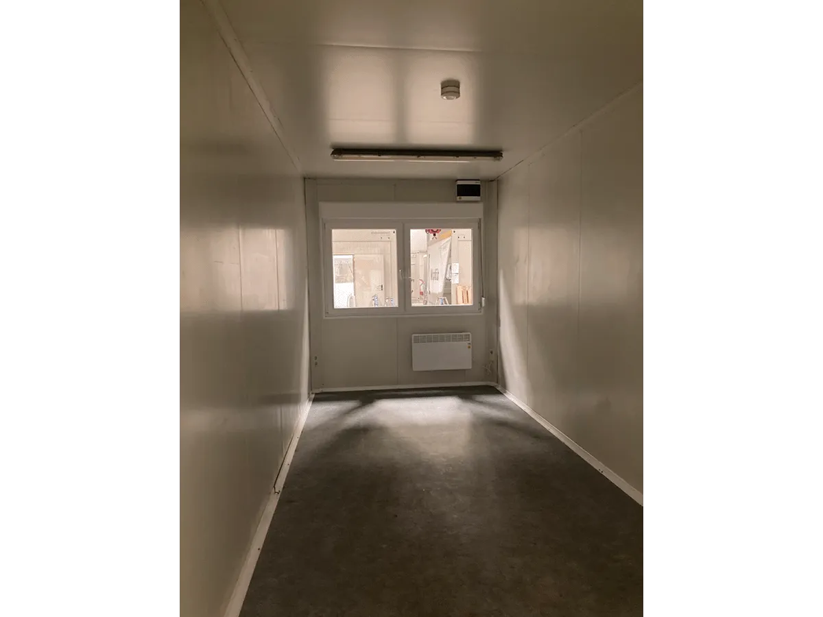 Gebrauchter Bürocontainer Innenansicht mit Fenster Heizung und Rauchmelder