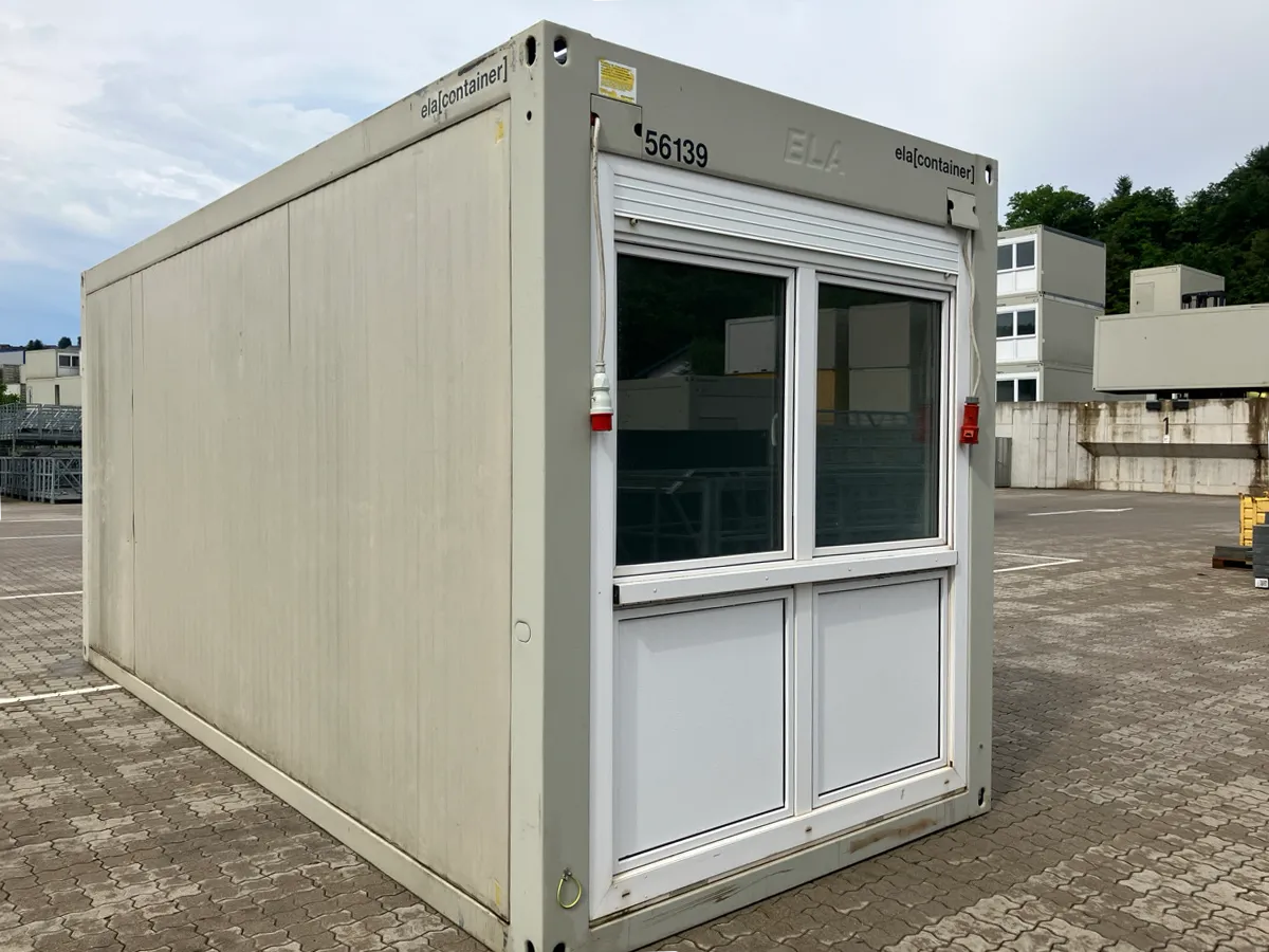 Gebrauchter WC-Container hellgrau mit Fensterfront, Außenansicht