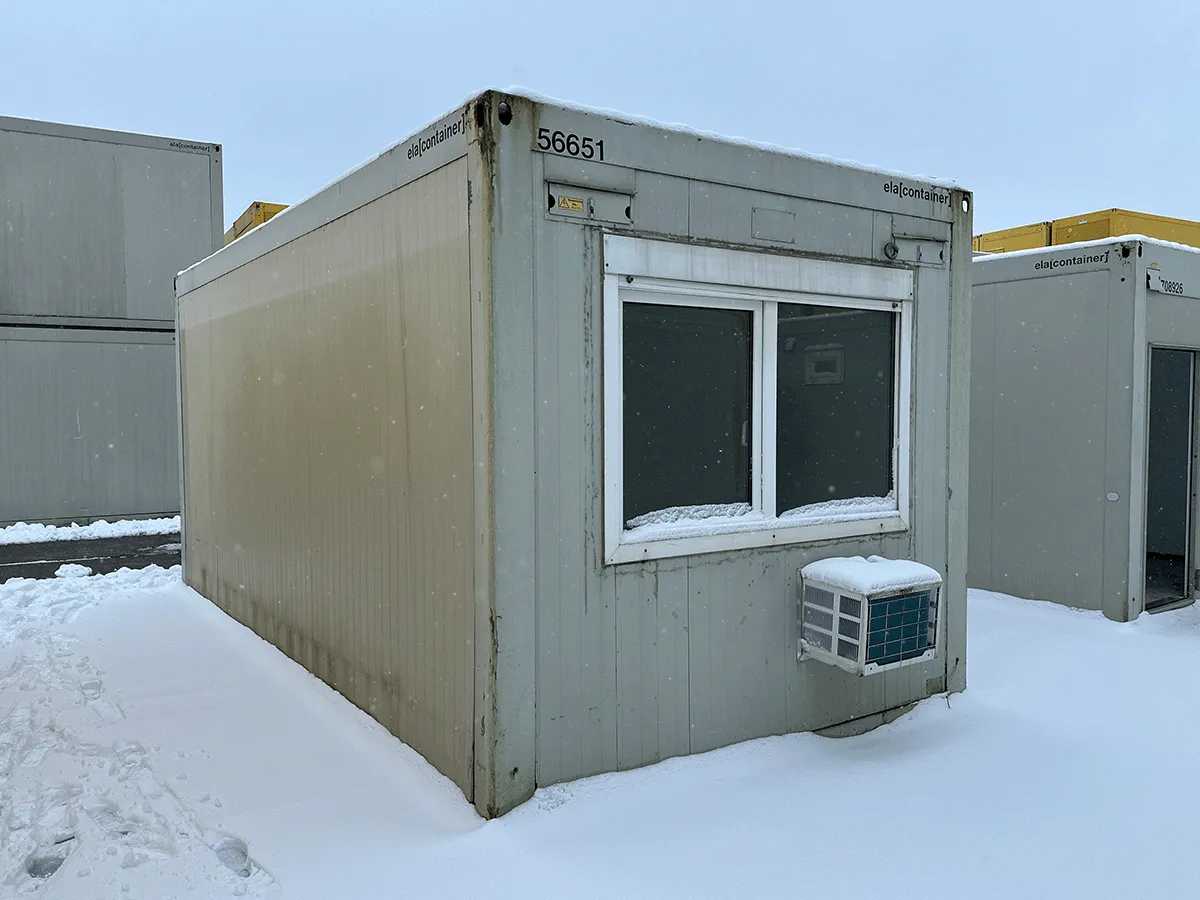 gebrauchter 20 fuß bürocontainer 3m breite grau mit fenster und klimagerät außenansicht