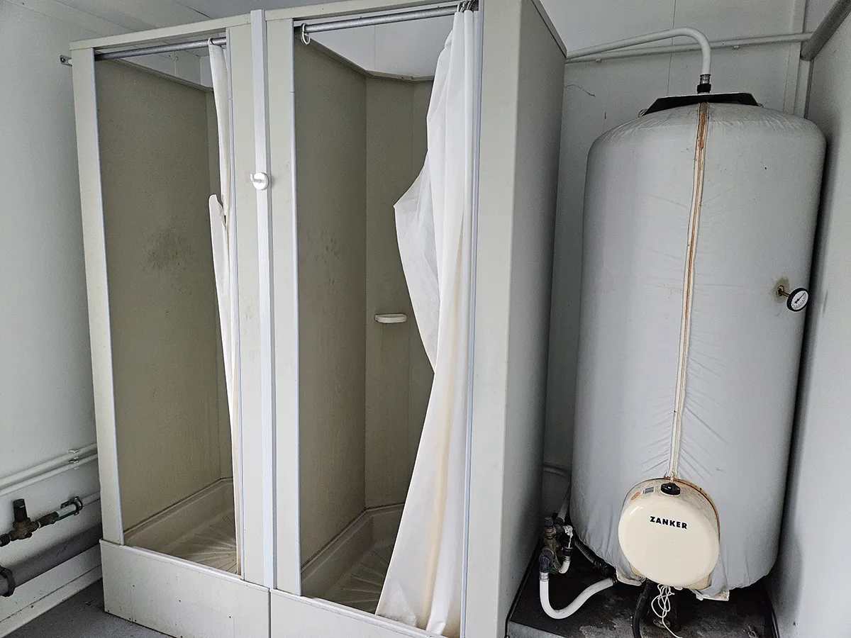 Duschbereich rechts neben den Waschbecken