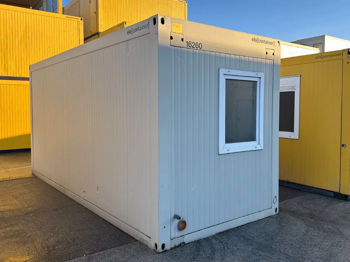 Sanitärcontainer außen grau mit Fenster