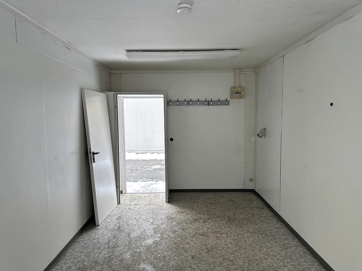 bürocontainer innenansicht gebraucht mit eingangstür garderobenleiste und beleuchtung