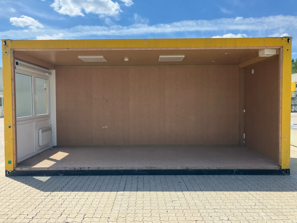Gebrauchter Bürocontainer Innenansicht teiloffen mit Holzpaneelen, gelber Rahmen