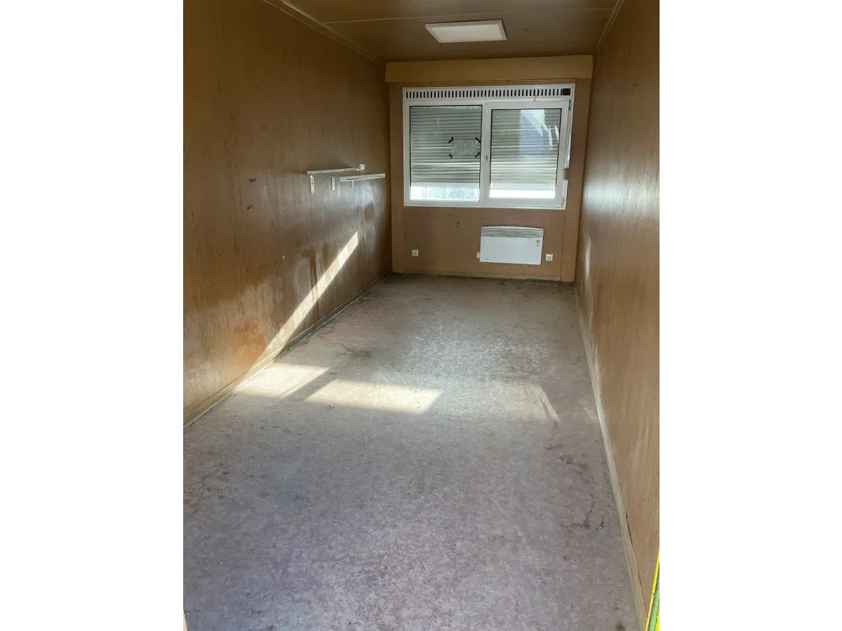 buerocontainer innenraum mit fenster und heizung pvc boden modulcontainer buero