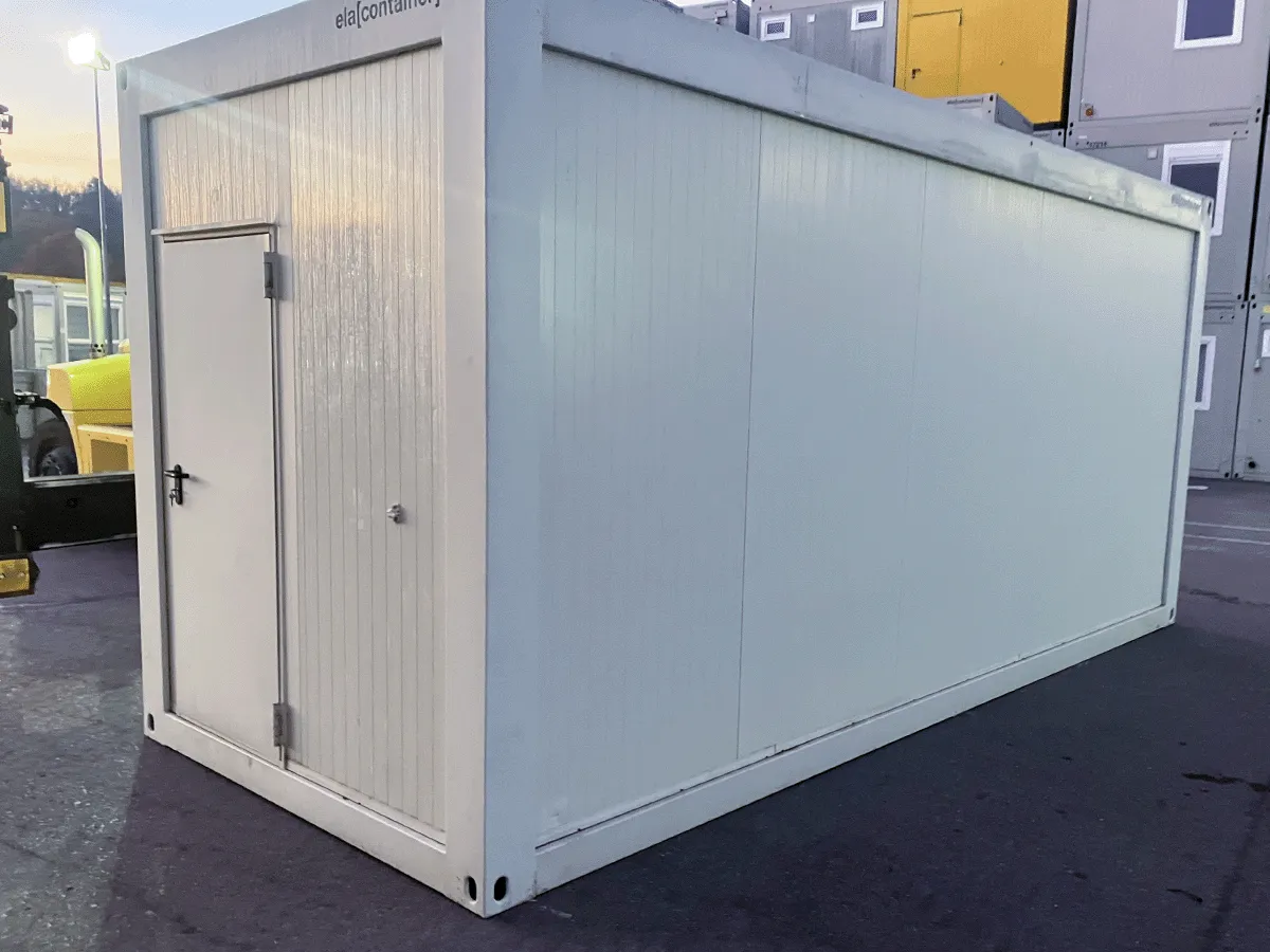 Gebrauchter 20 Fuß Bürocontainer ELA Container weiß mit Eingangstür Außenansicht
