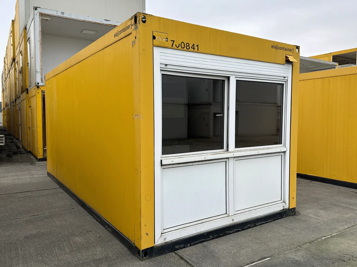 Frontalansicht eines gelben 20 Fuß Bürocontainers in 3m Sonderbreite mit weißem Doppel-Fenster und Rollladen.