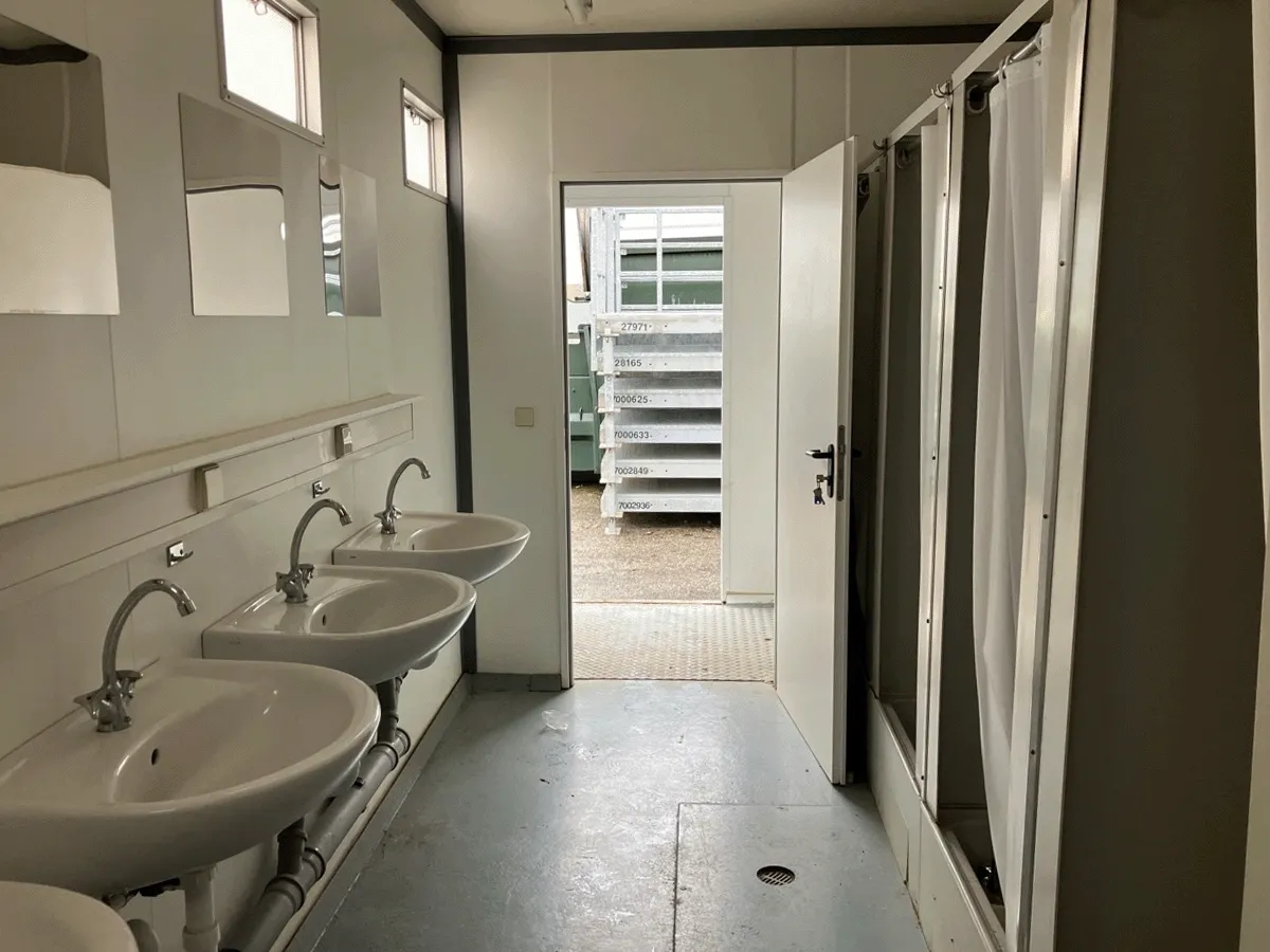 Waschbecken und Duschkabinen im Sanitärcontainer