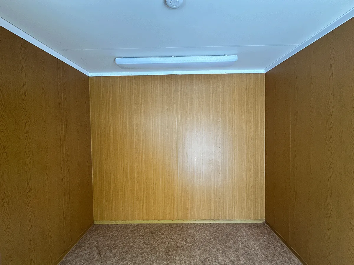 innenraum buerocontainer leer mit pvc boden und wandverkleidung bueroeinheit