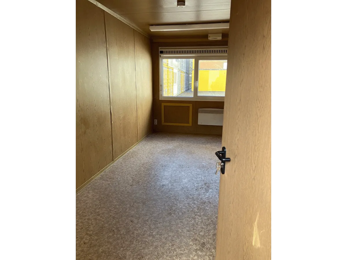 buerocontainer innenraum mit fenster und heizung pvc boden modulcontainer buero