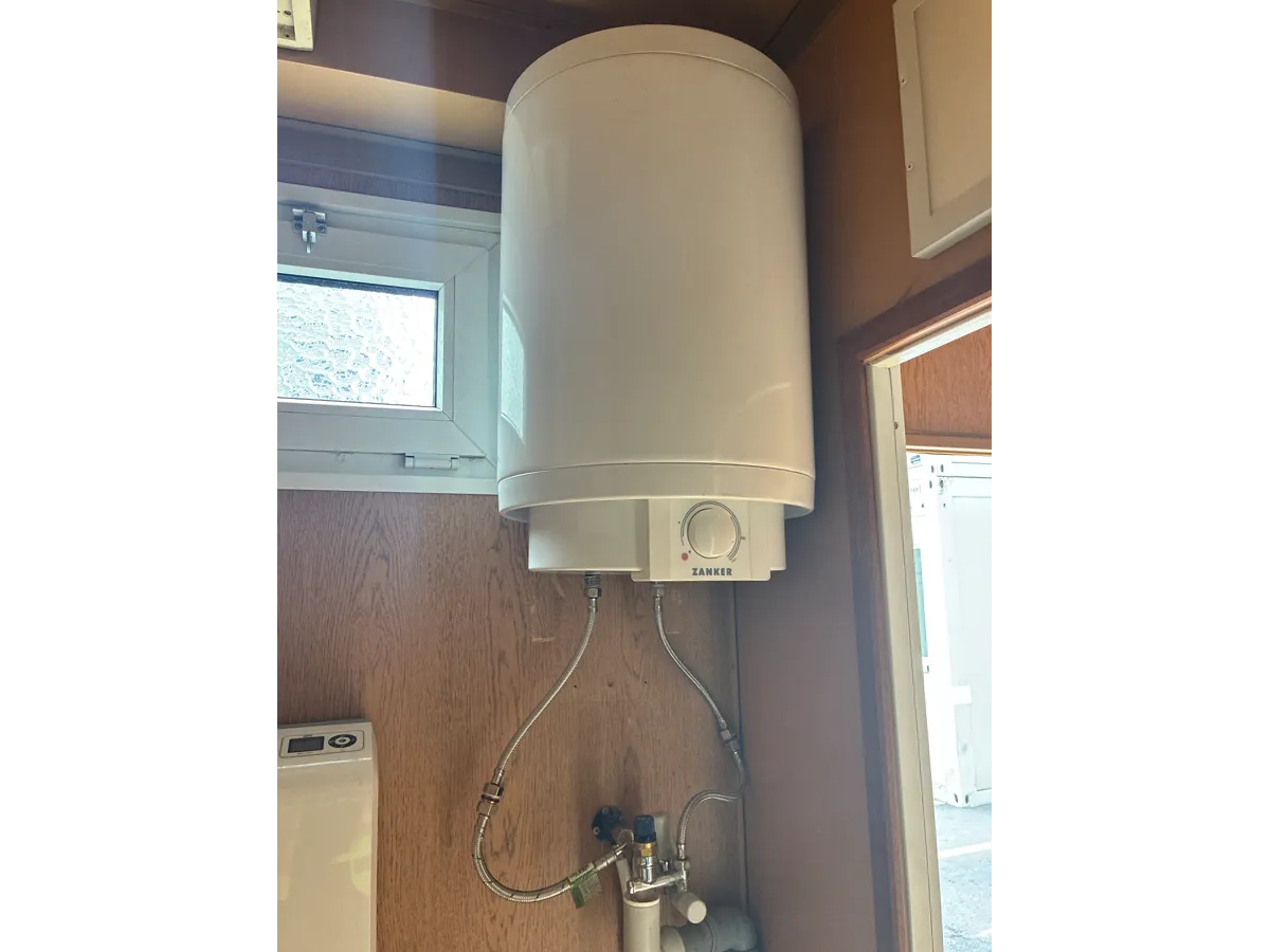 Gebrauchter Bürocontainer Innenansicht mit Warmwasserboiler und Fenster