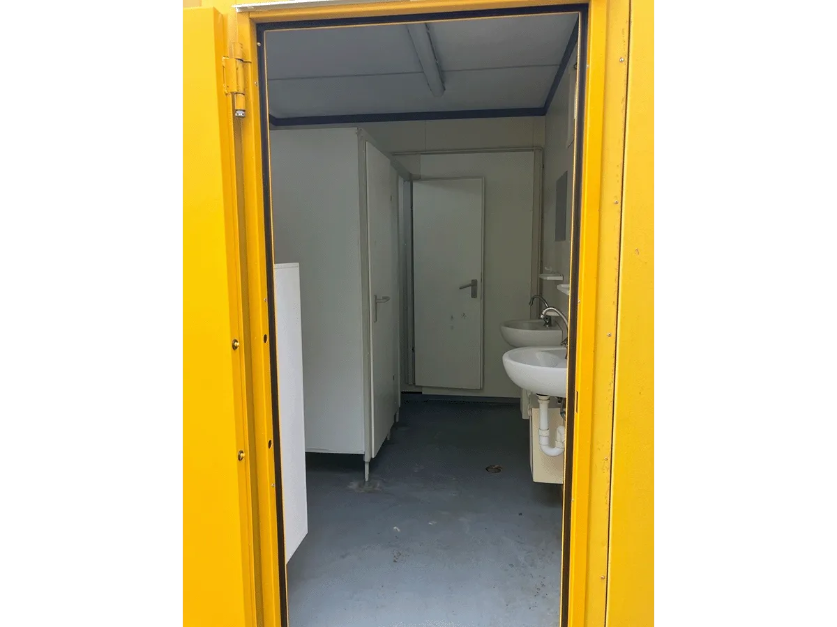 Eingang Sanitärcontainer mit Waschbecken und Kabinen