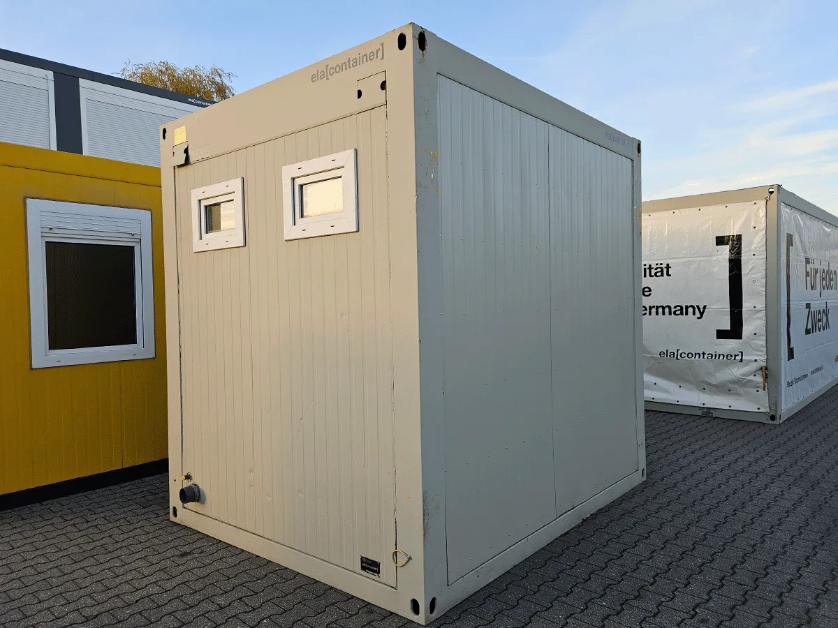 Sanitärcontainer außen grau mit Fenstern
