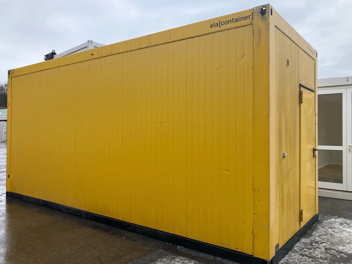 Gebrauchter 20 Fuß Bürocontainer gelb von ELA Container mit Eingangstür – Rückansicht seitlich