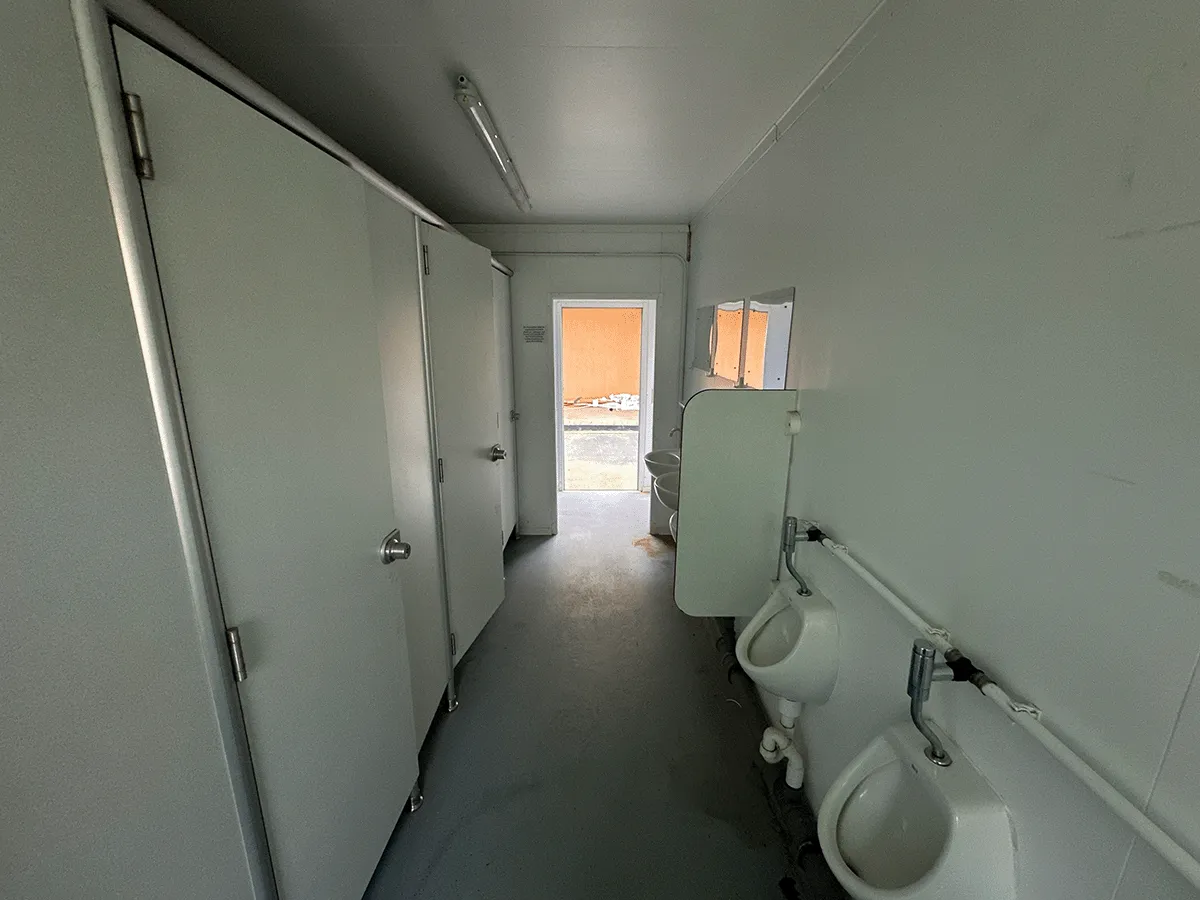 Innenbereich mit Urinalen und Zugang