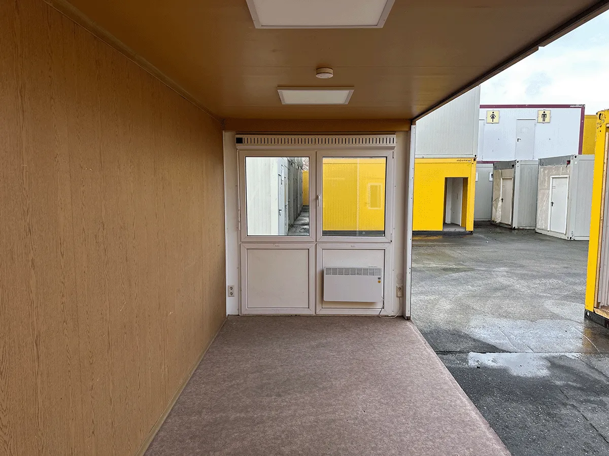 buerocontainer innenraum mit fensterfront und heizung pvc boden bueroeinheit
