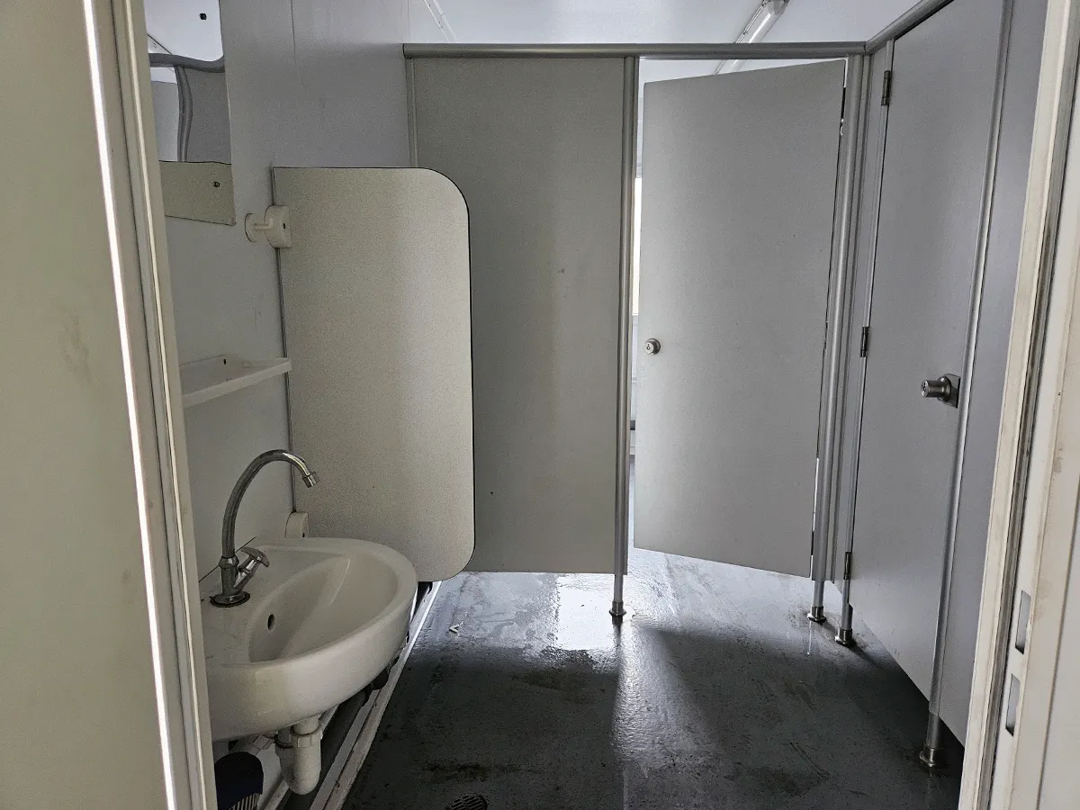 Innenbereich mit Waschbecken und Trennwand