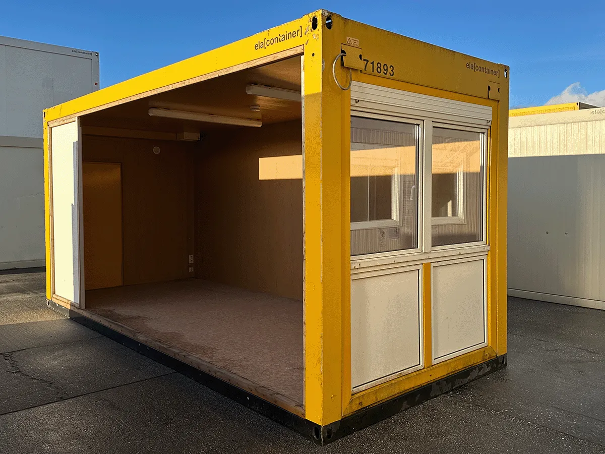 Gebrauchter 20 Fuß Bürocontainer gelb von ELA Container mit offener Seitenfront und großem Fensterelement – Frontansicht