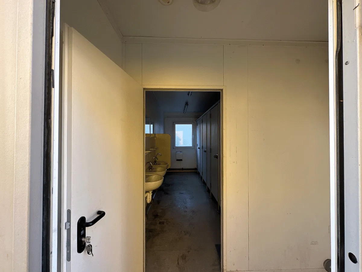 Flur im Sanitärcontainer mit Waschbereich