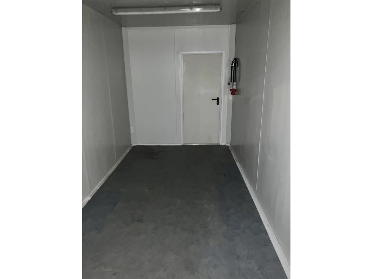 Gebrauchter 20 Fuß Bürocontainer Innenraum mit Eingangstür und Feuerlöscher