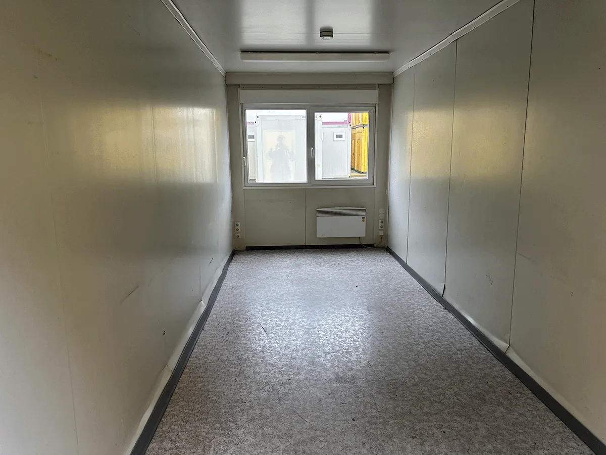 innenansicht 20 fuß bürocontainer gebraucht mit pvc boden und fenster