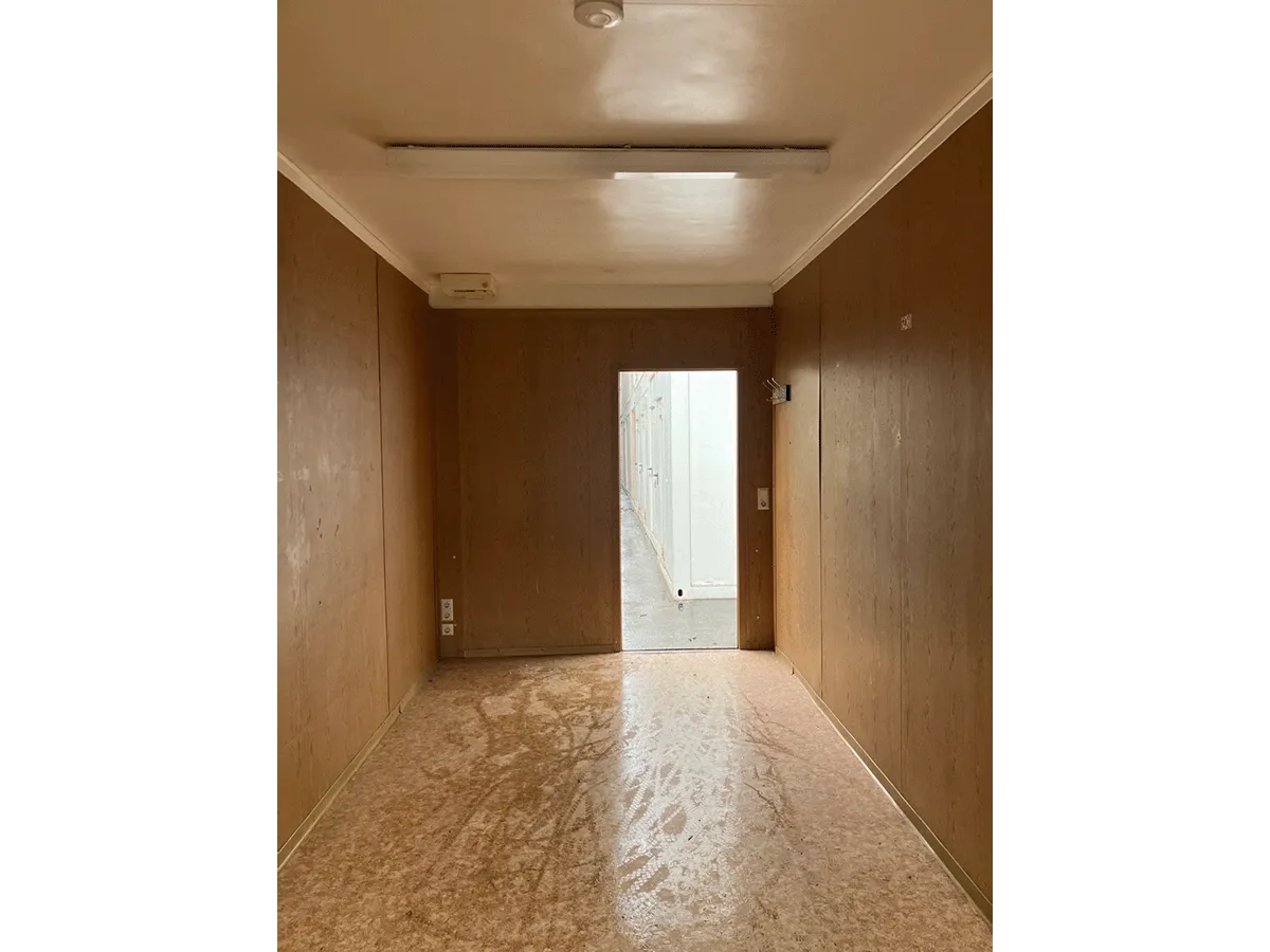 Langer Bürocontainer Innenraum leer mit PVC Boden und Türöffnung