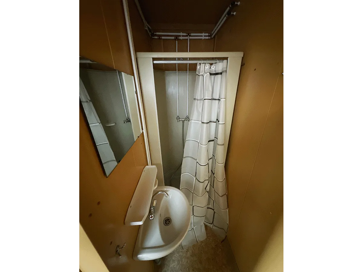 sanitaercontainer dusche innen mit waschbecken und duschkabine