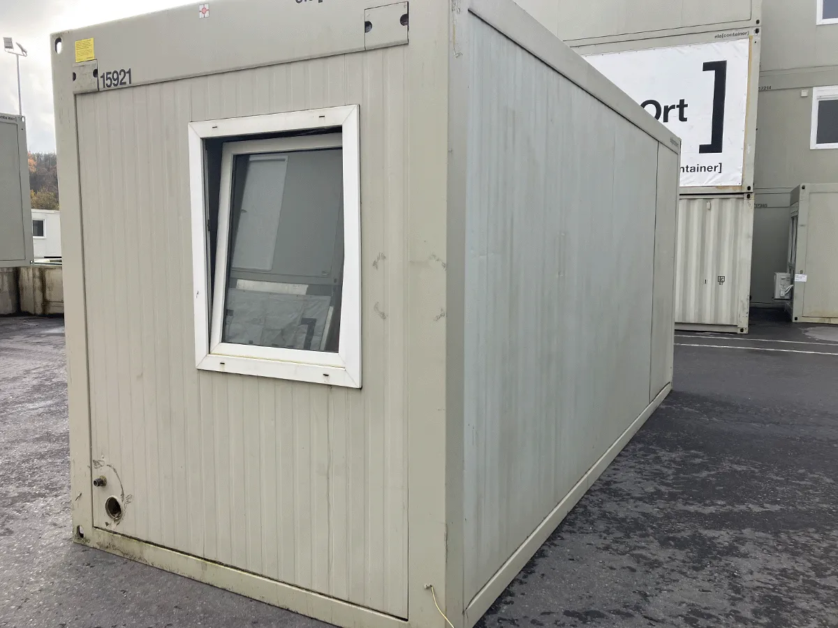 Sanitärcontainer außen grau mit Fenster