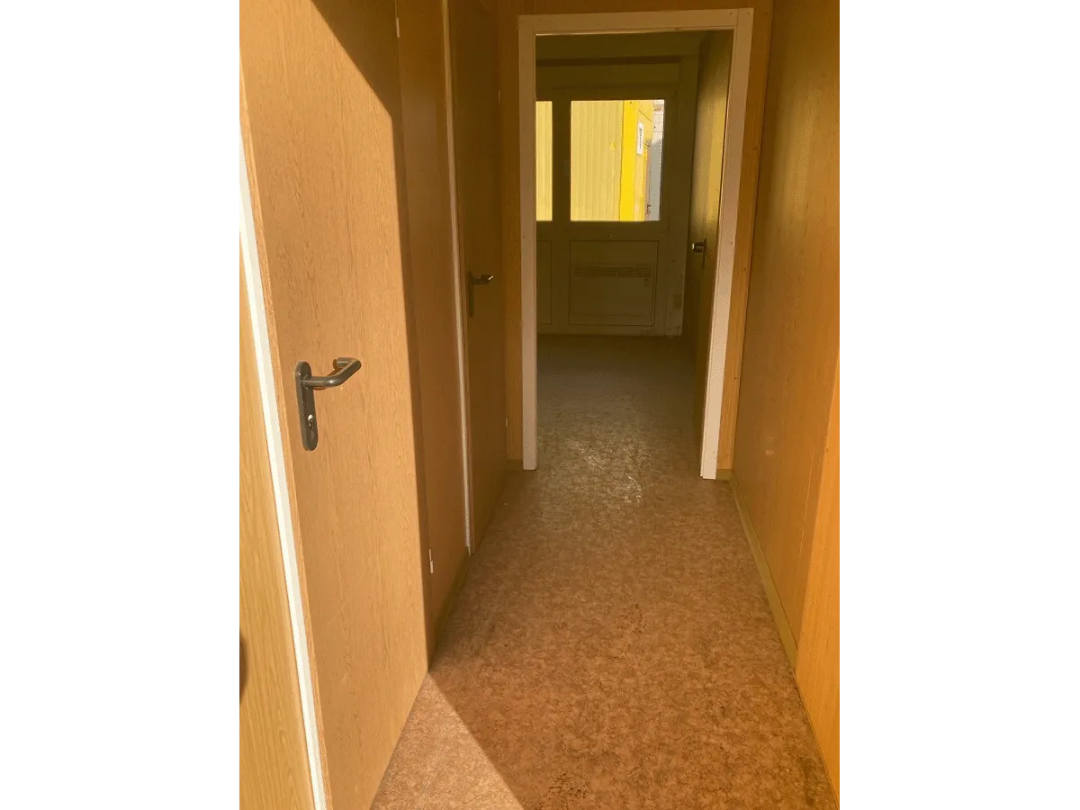 innenflur bürocontainer gebraucht mit pvc boden und zugang zu räumen