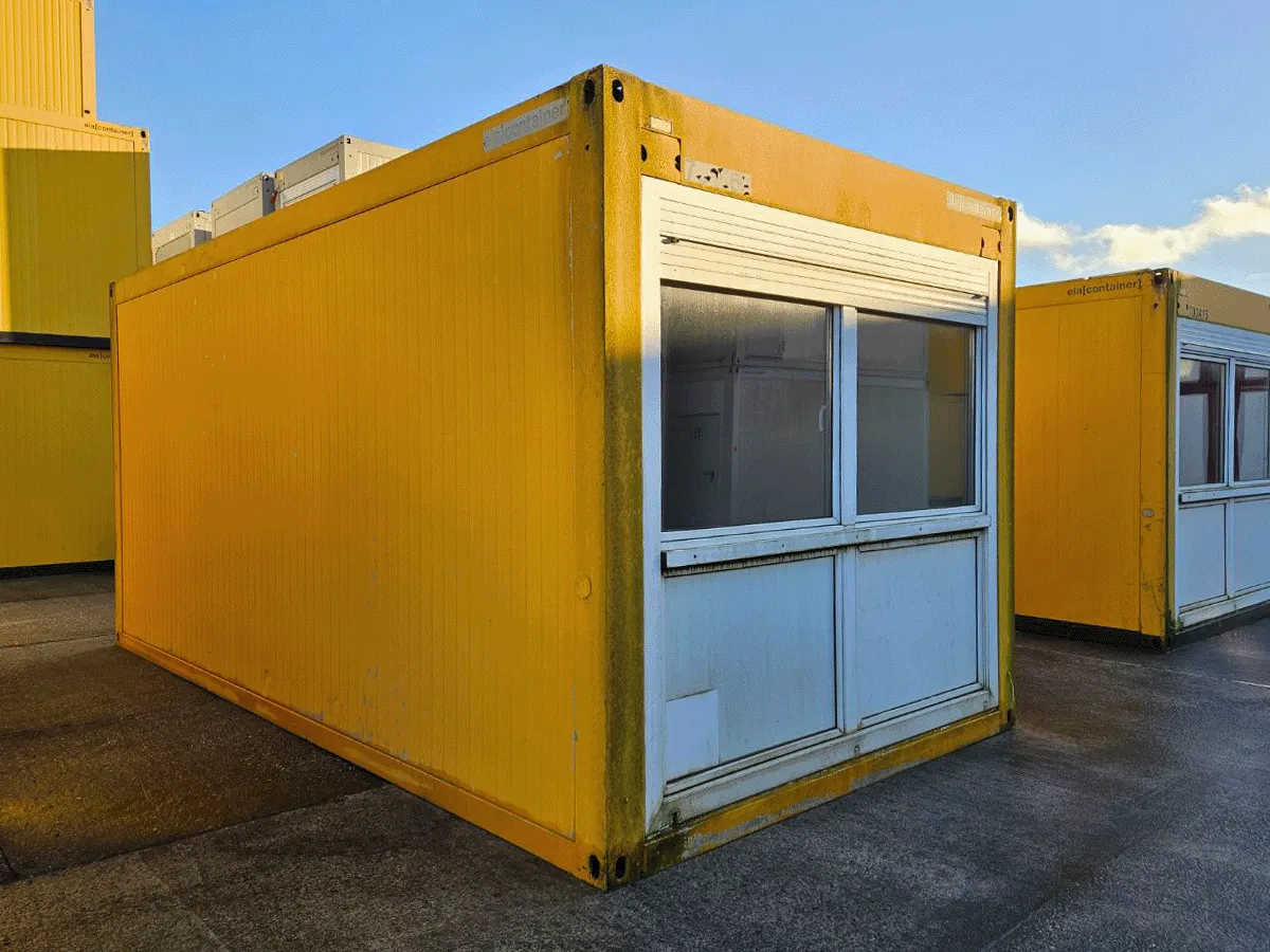 gebrauchter buerocontainer 20 fuss gelb mit fensterfront aussenansicht modulcontainer