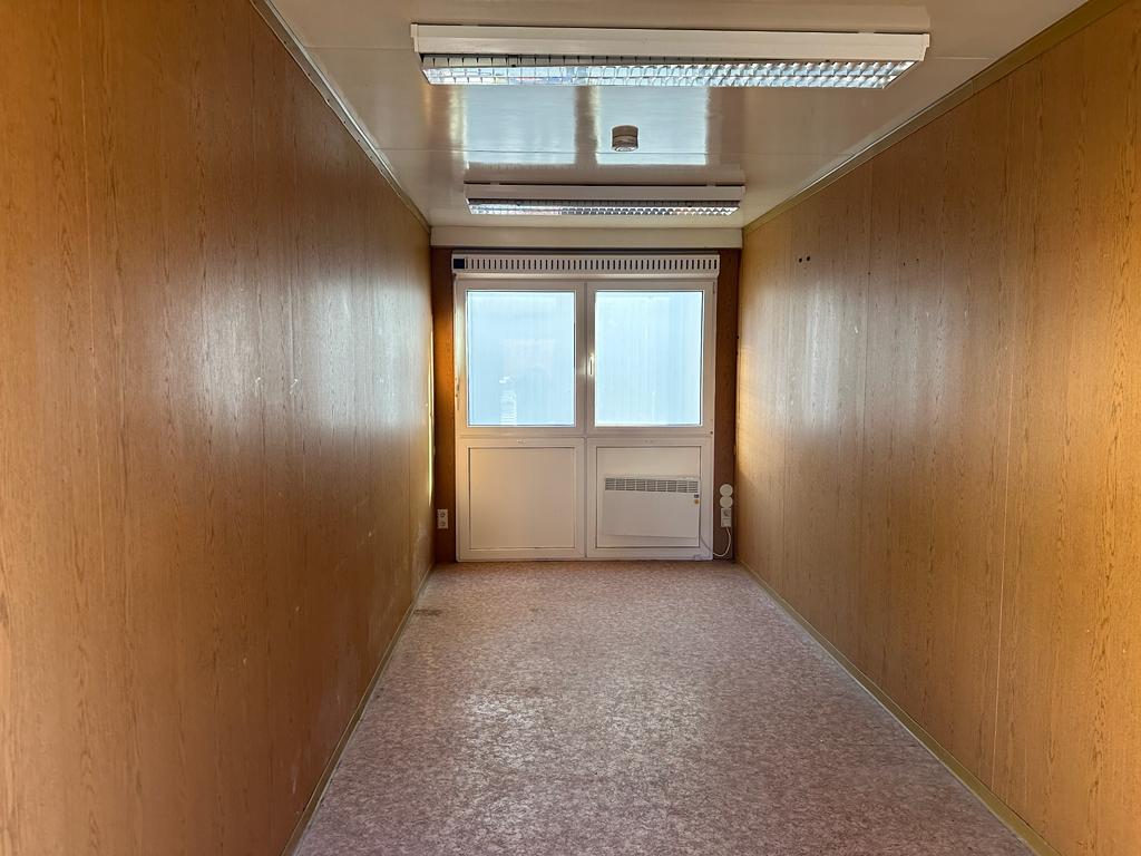 Gebrauchter Bürocontainer Innenansicht mit Doppelfenster Heizung und Deckenleuchte