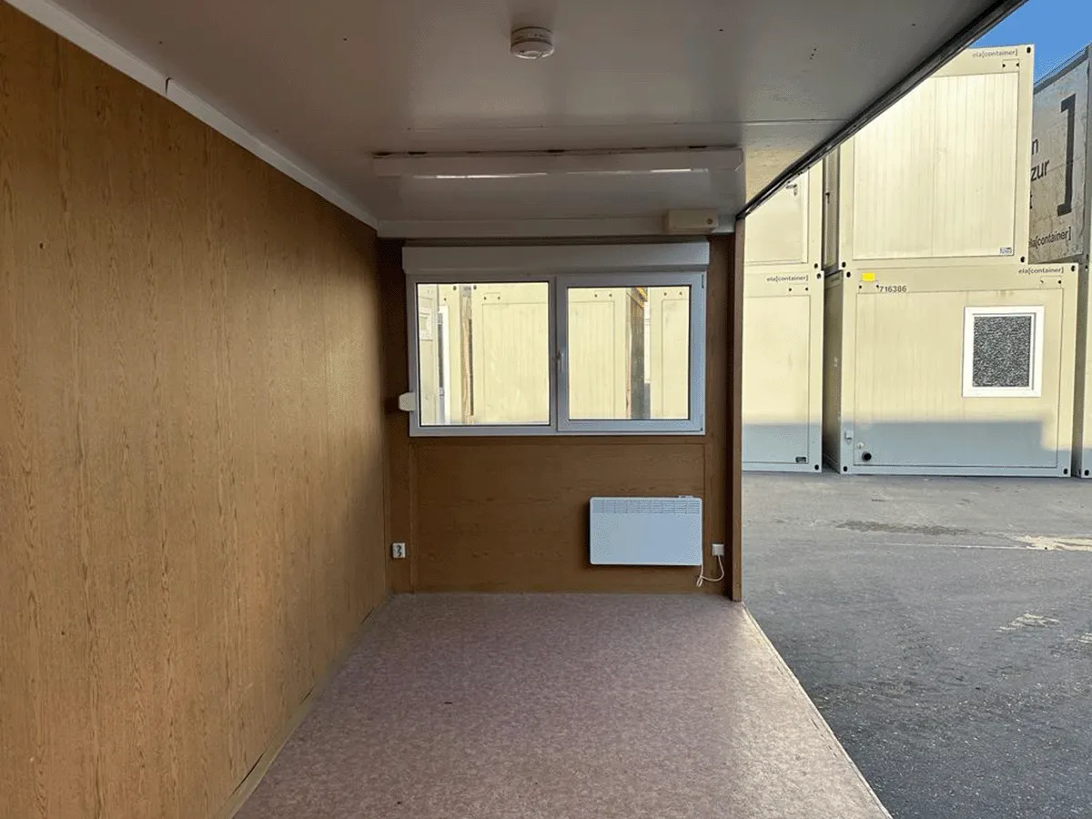 Innenraum mit Heizung, Fenster und heller Holzoptik