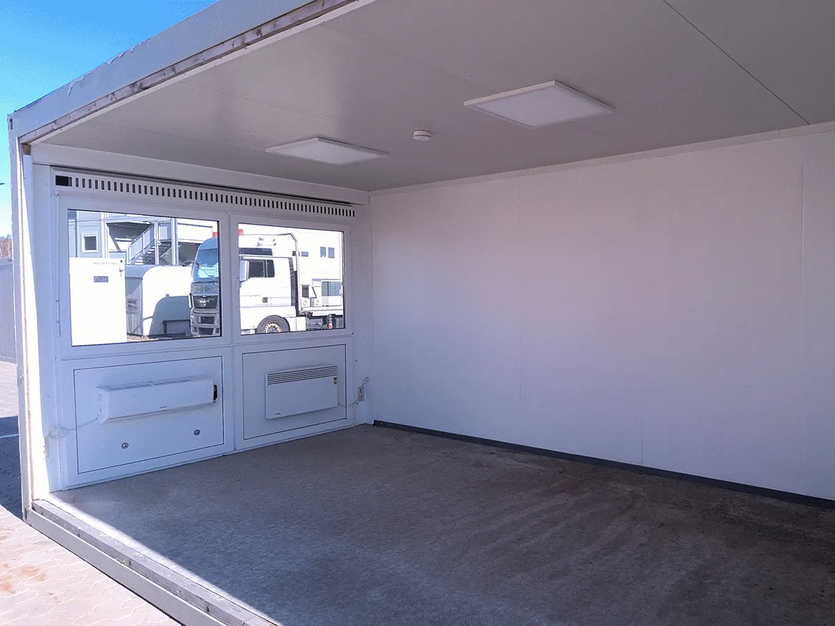 buerocontainer innenraum mit fensterfront und heizung pvc boden bueroeinheit