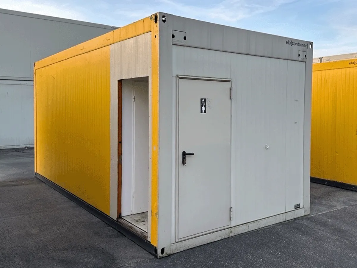 Sanitärcontainer außen mit Tür und Vorraum