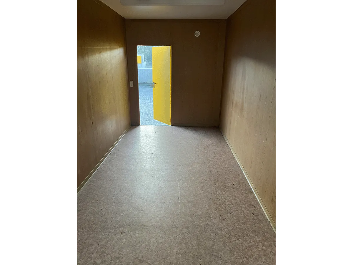 Langer, heller Innenraum – ideal als mobiles Büro oder Baustellenbüro