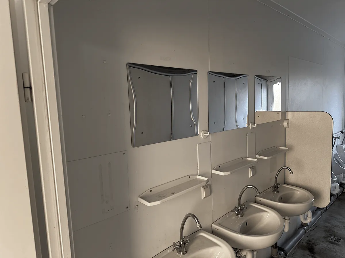Waschbecken im Sanitärcontainer mit Spiegeln