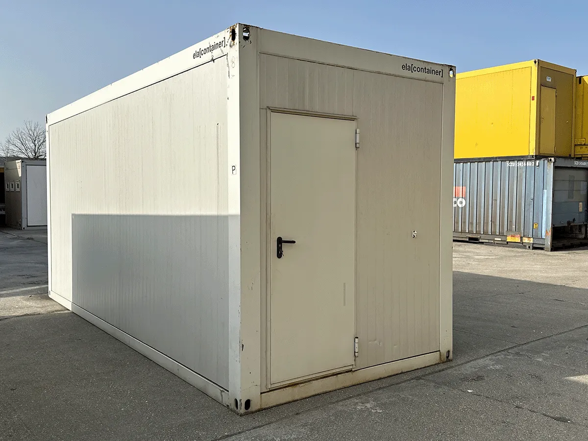 Rückansicht eines gebrauchten grauen Bürocontainers mit geschlossener Eingangstür.