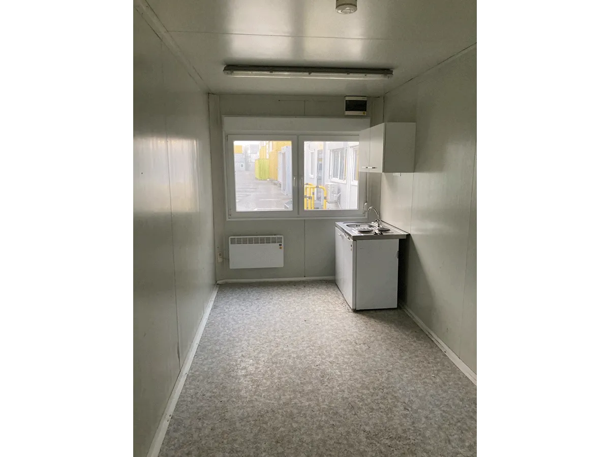 Gebrauchter 20 Fuß Bürocontainer Innenansicht mit Fenster Miniküche und Konvektorheizung