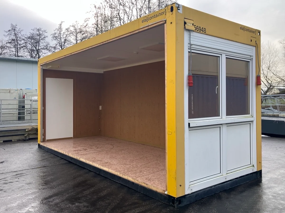 Gebrauchter Bürocontainer ELA Container gelb mit Fensterfront offener Seitenwand und Rolllade